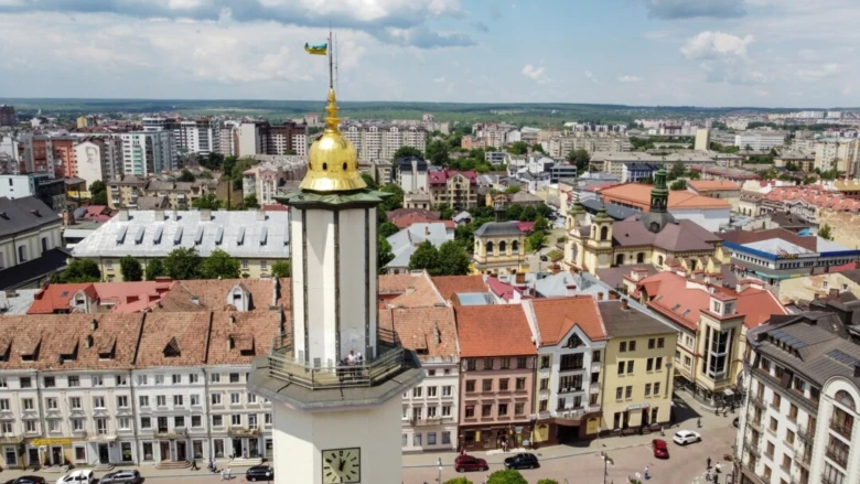 Панорама Івано-Франківська з баштою та історичними будинками