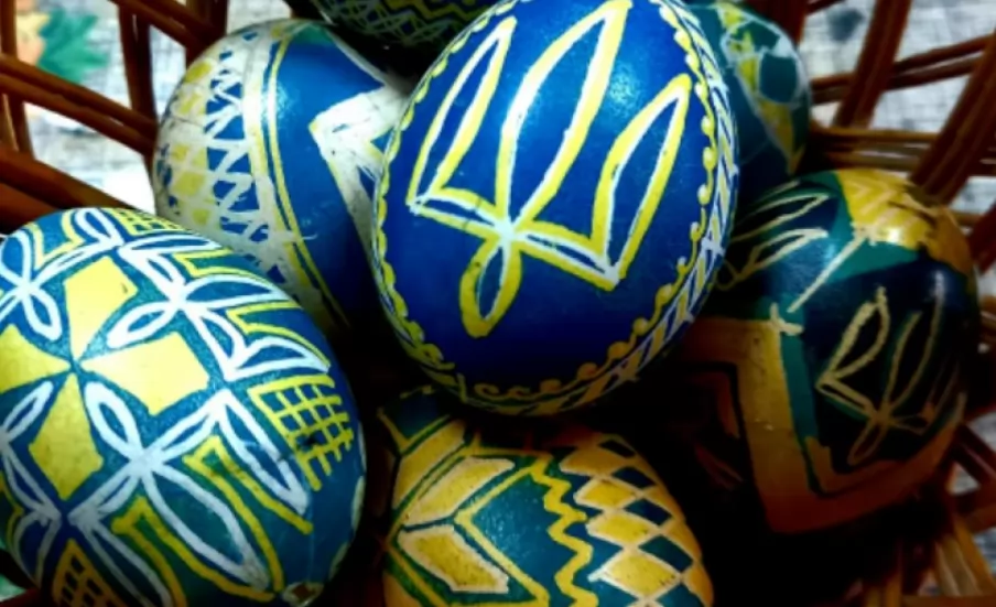 Українські писанки з традиційними символами Великодня