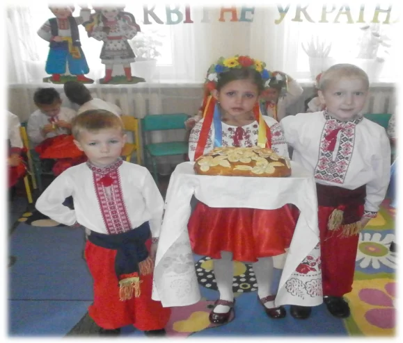 Діти в вишиванках з пасхальним кошиком на патріотичному святі