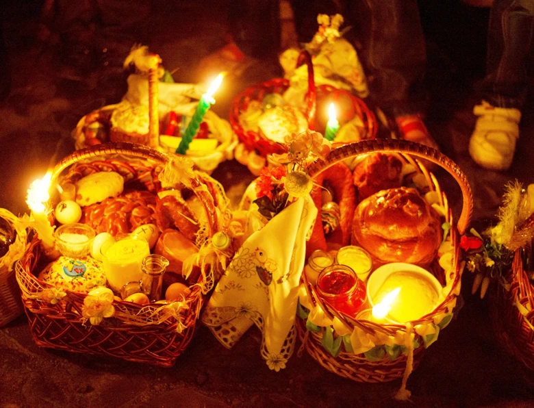 Корзинки з пасхою та свічками на Великодній свят