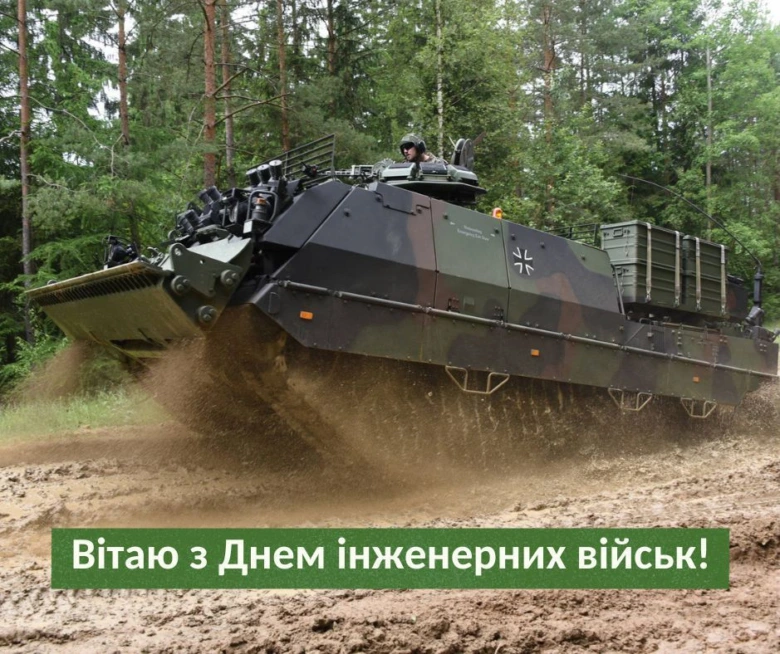 Бронетехніка на маневрах з привітанням інженерним військам