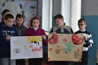 Молодь тримає патріотичні плакати на українському святі
