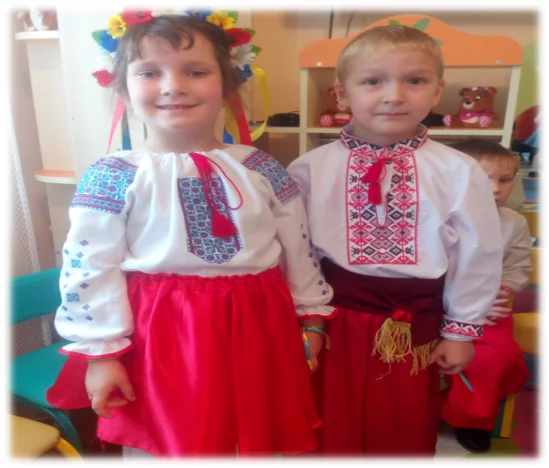Діти в українських національних костюмах на святкуванні.